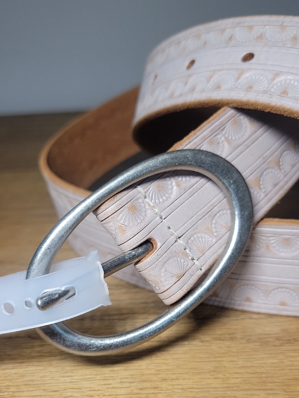 NWT Liz Claiborne 100% Genuine Leather Cream / Whitewash Shells Belt Size Large - Picture 4 of 11